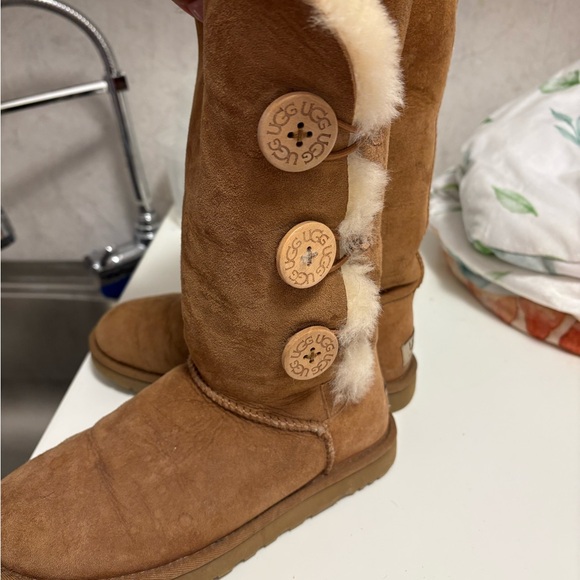 UGG Bailey Button Triplet Boot, size 36 - Picture 2 of 7